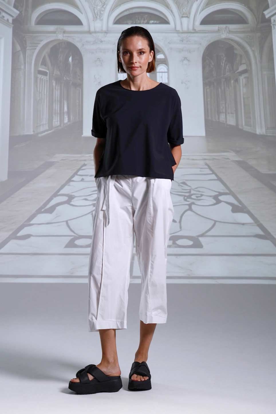 Hose 26154 weiß schwarz kurkuma Shirt 26001 greige schwarz