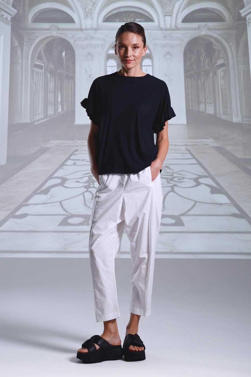 Hose 26153 weiß schwarz kurkuma Shirt 26027 weiß sabbia navy schwarz